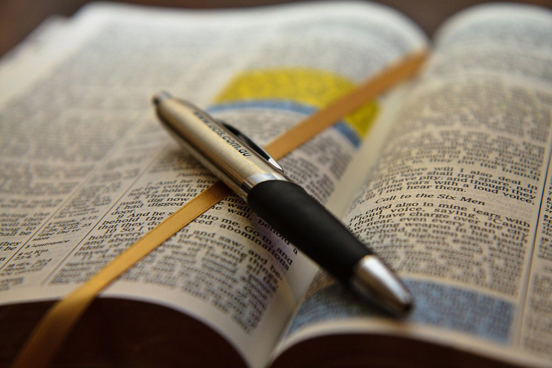 Biblia con un bolígrafo encima