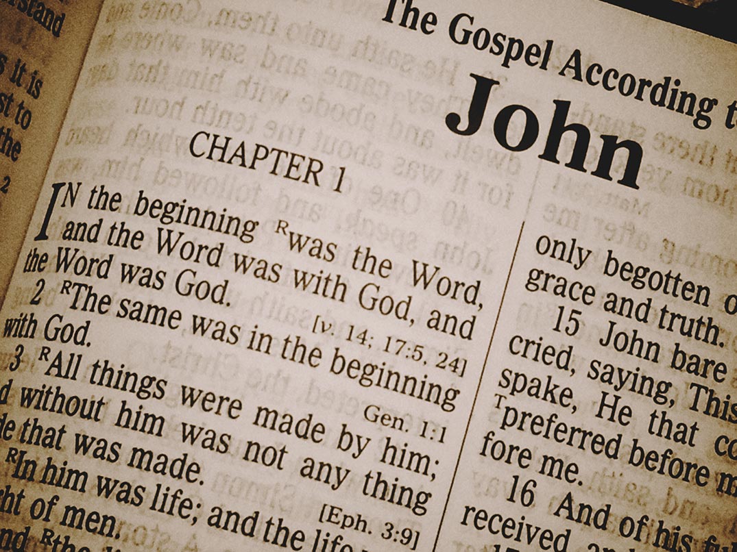 Una biblia abierta en el evangelio de Juan