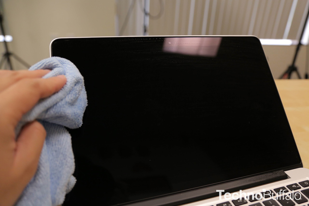 Limpiando una pantalla de laptop