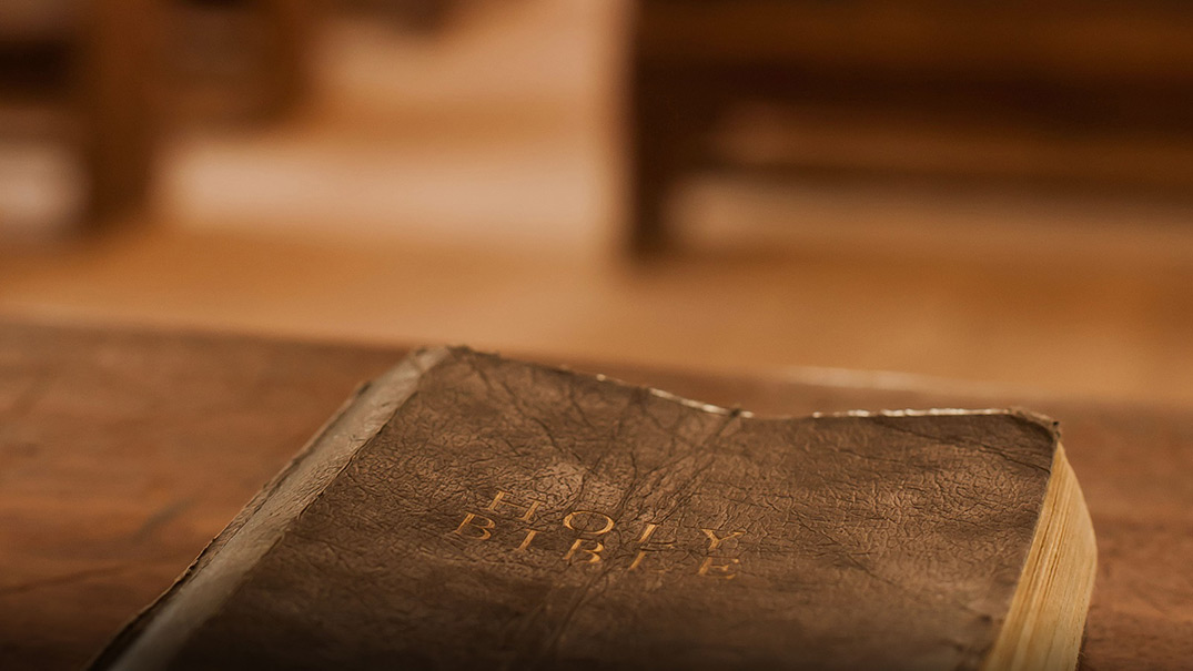 Biblia sobre un púlpito