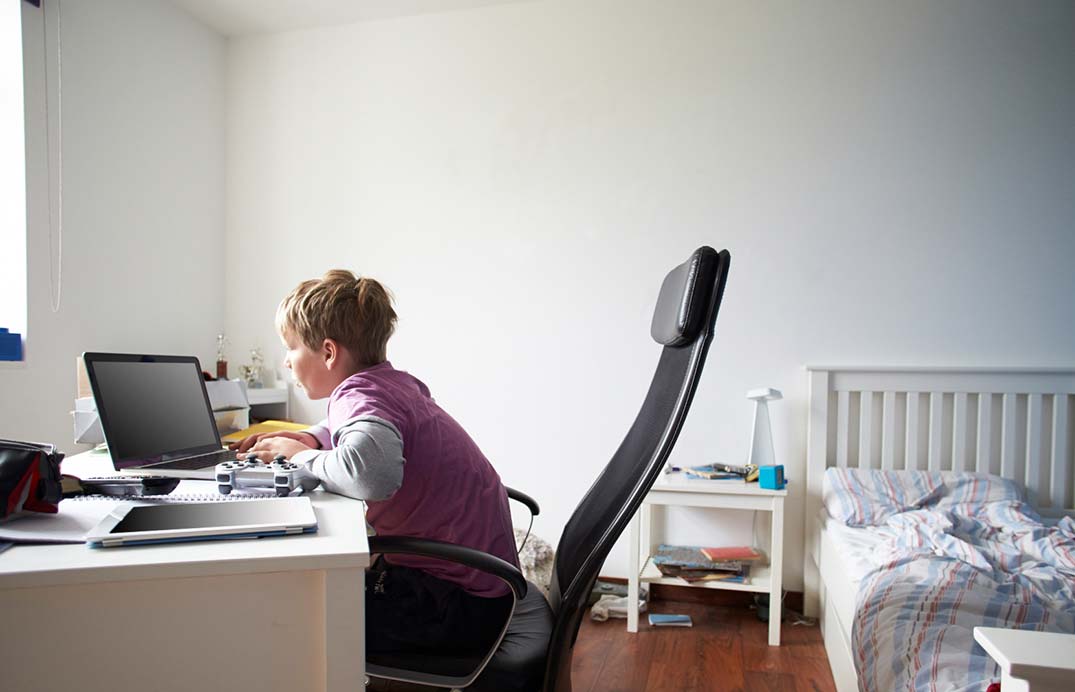Un niño usando una computadora