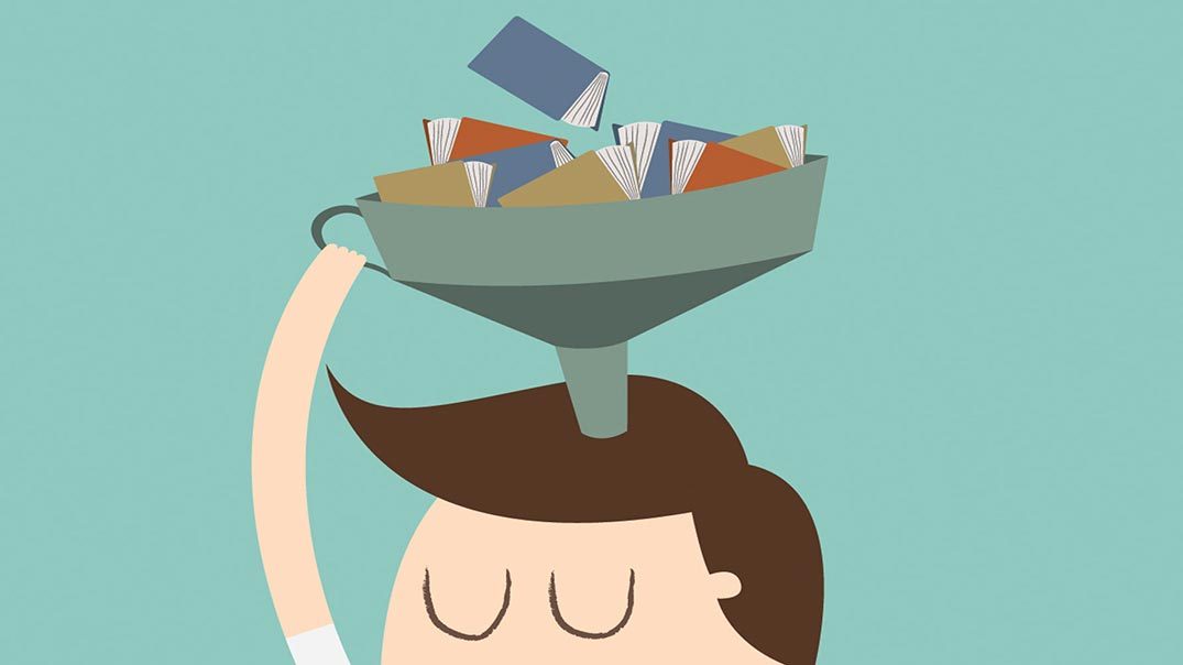 Persona metiéndose libros a la cabeza