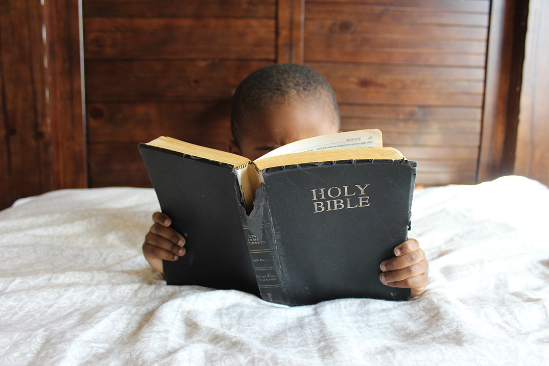 Niño leyendo la Biblia