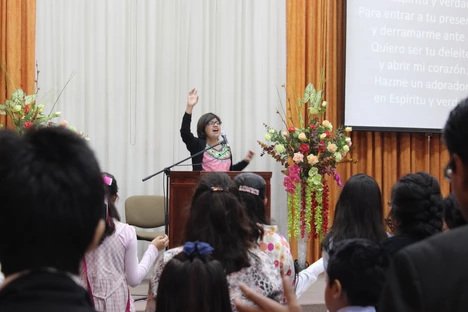 Maestra de CMIS en devocional