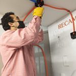 Yo cableando una lámpara.