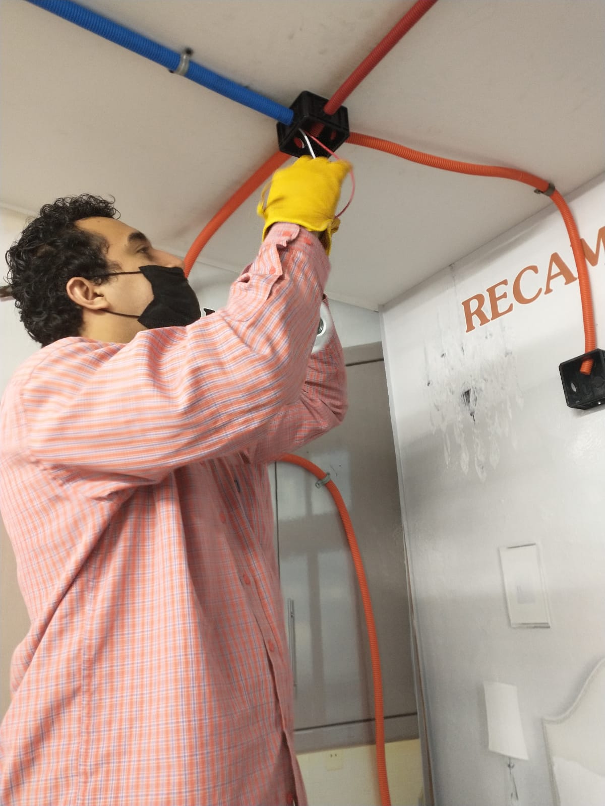 Yo cableando una lámpara.